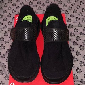 Women’s Nike sock dart